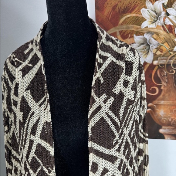 Maggie Barnes Chic Black and White Geometric Cardigan - Picture 2 of 8